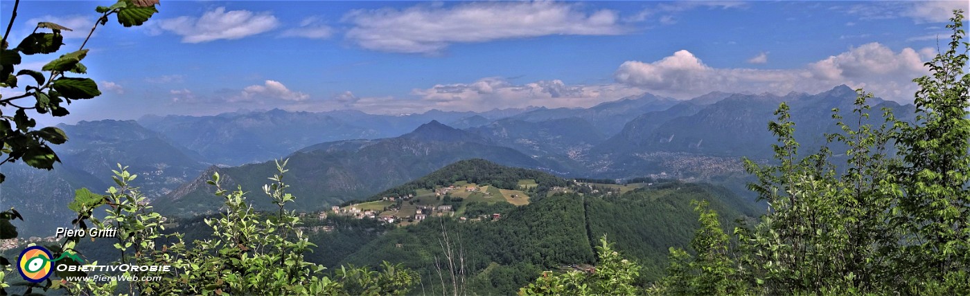 27 Vista panoramica dalla Corna Bianca su Val Serina, Val Brembana con le loro montagne .jpg